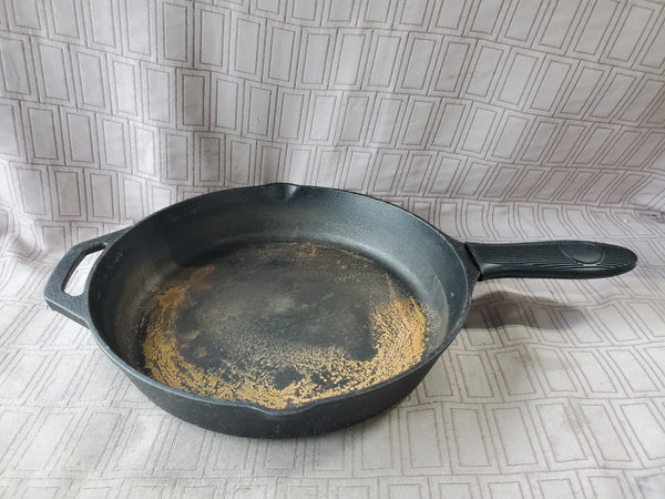 Utopia Kitchen Cast Iron Skillet with Silicone Pot Holder