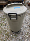 Rubbermaid Wheeled Trash Can w/Lidk
